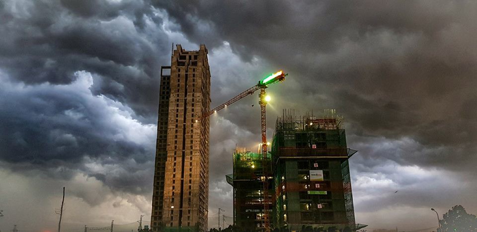 Clip: Hà Nội đón cơn mưa dông lớn kèm gió to khiến cây cối gãy đổ, đường bụi mù khiến người dân di chuyển vô cùng khó khăn